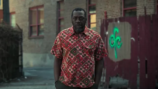 Engineered Garments Popover BD Shirt worn by Ebraheim (Edwin Lee Gibson) as  seen in The Bear (S02E08) | Spotern