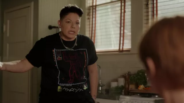 Camiseta de rayos X del Billionaire Boys Club usada por Che Díaz (Sara Ramírez) como se ve en And Just Like That... (S02E03)