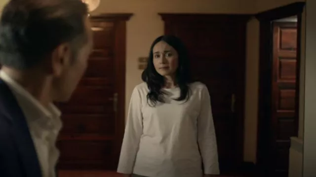 Uniqlo Smooth Stretch Cotton Crew Neck Long Sleeve Camiseta usada por Gloria Bonalde (Cristina Umaña) como se ve en Tom Clancy's Jack Ryan (S04E01)