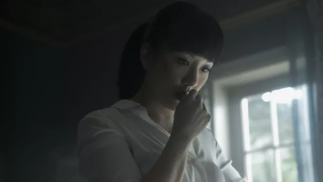 Camisa blusa blanca usada por Katie Buranek (Constance Wu) como se ve en el programa de televisión The Terminal List (Temporada 1)