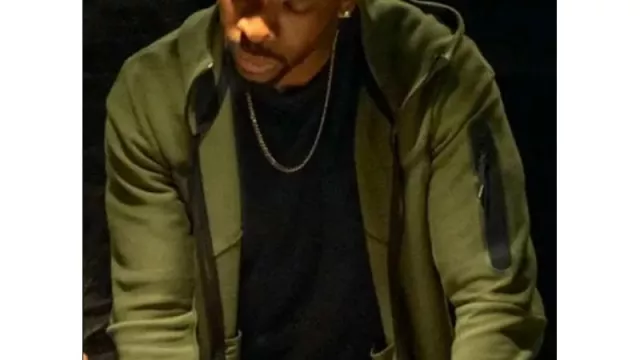 Sudadera con cremallera Nike Green Fleece usada por Shawn (Jay Pharoah) en la película The Blackening