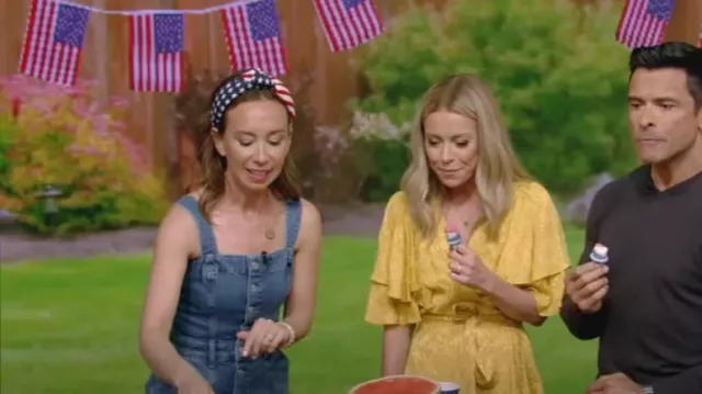 Paige Maddy Denim Minirobe portée par Shannon Doherty comme vu en LIVE avec Kelly et Mark le 3 juillet 2023