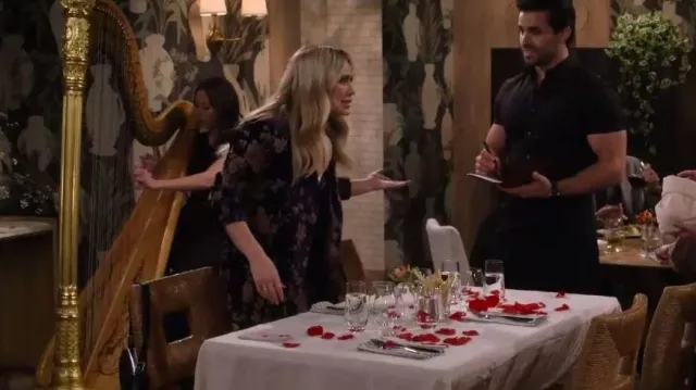 Nasty Gal Premium Velvet Floral Tailored Blazer porté par Sophie (Hilary Duff) comme on le voit dans How I Met Your Father (S02E18)