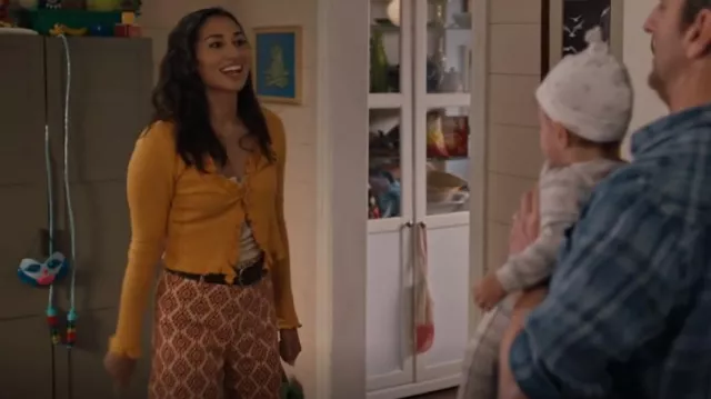 Forever 21 Pointelle Ruffled Split-Hem Top porté par Astrid (Meaghan Rath) comme on le voit dans Children Ruin Everything (S02E09)