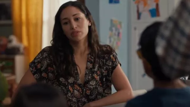 Treasure and Bond Allover Print Short Sleeve Top porté par Astrid (Meaghan Rath) comme on le voit dans Children Ruin Everything (S02E11)