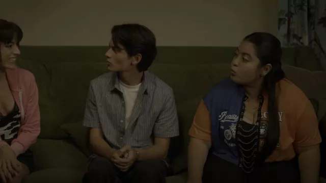 Shein SXY Plus Drop Shoul­der Let­ter & Motorcycle Pattern Tee worn by Gloria (Keyla Monterroso Mejia) as seen in Freeridge (S01E03)