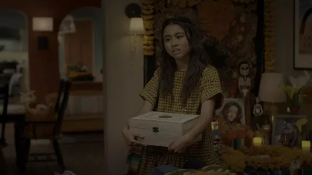 Robe à carreaux à carreaux à moutarde Levi’s portée par Demi (Ciara Riley Wilson) vue dans Freeridge (S01E04)