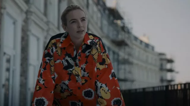 Chaqueta de camisa floral Loewe en rojo usada por Villanelle (Jodie Comer) como se ve en Killing Eve (S04E05)