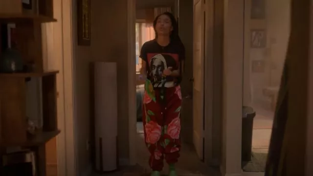 Equihua Uni­sex Flo­ral Ar­reg­lo Jog­gers worn by Zoey Johnson (Yara Shahidi) as seen in grown-ish (S06E02)