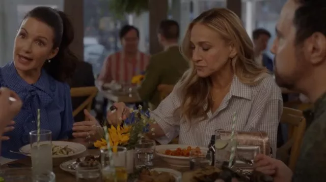 Yves Saint Laurent Logo de la chemise à manches courtes porté par Carrie Bradshaw (Sarah Jessica Parker) comme on le voit dans And Just Like That... (S02E04)