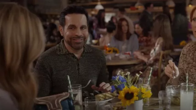 Polo Marni Logo-Patch usado por Anthony Marentino (Mario Cantone) como se ve en And Just Like That... (S02E04)