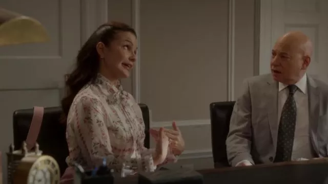 Etro White Made In Italy Plisse Camisa usada por Charlotte York (Kristin Davis) como se ve en And Just Like That... (S02E04)