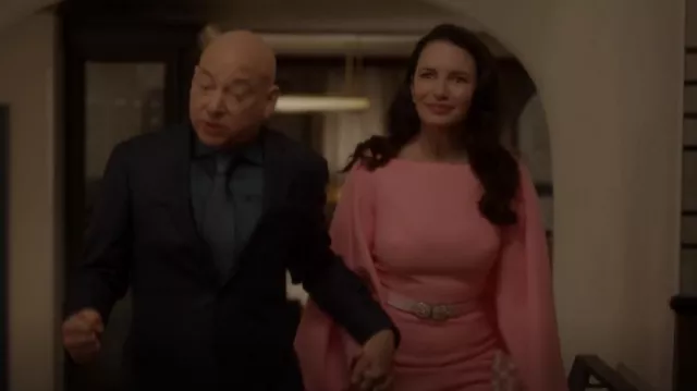 Emilia Wickstead Switzy Cape-Effect Crepe Midi Vestido usado por Charlotte York (Kristin Davis) como se ve en And Just Like That... (S02E04)