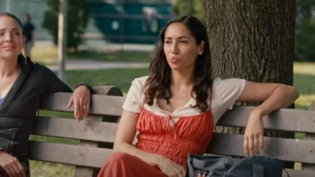 Rays For Days Darya Robe en rouge portée par Astrid (Meaghan Rath) comme on le voit dans Children Ruin Everything (S02E16)