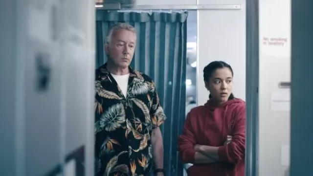 Chemise hawaïenne Kalaheo portée par Terry (Jasper Britton) comme on le voit dans Hijack (S01E01)