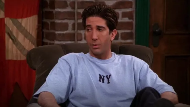 Le t-shirt NY bleu ciel porté par Dr. Ross Geller (David Schwimmer) dans la série Friends (Saison 7 Episode 21)