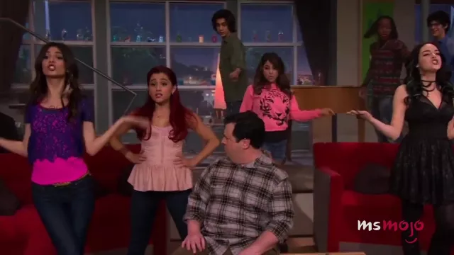 Forever 21 Pink Tiger Sweater porté par Trina Vega (Daniella Monet) comme on le voit dans Victorious (S03E07)