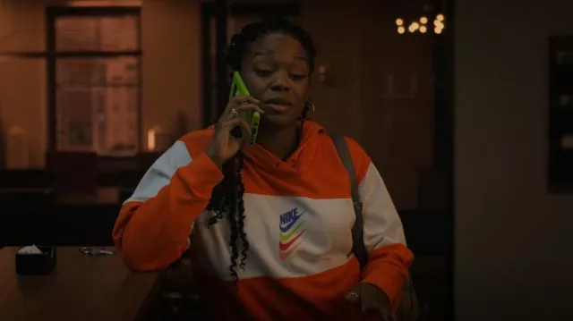 Nike Dna Lo­go Fleece Hood­ie in Or­ange worn by Izzy Letts (Jazz Raycole) as seen in The Lincoln Lawyer (S02E01)