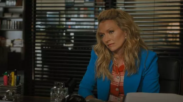 Zara Tai­lored Dou­ble Breast­ed Blaz­er worn by Lorna (Becki Newton) as seen in The Lincoln Lawyer (S01E09)