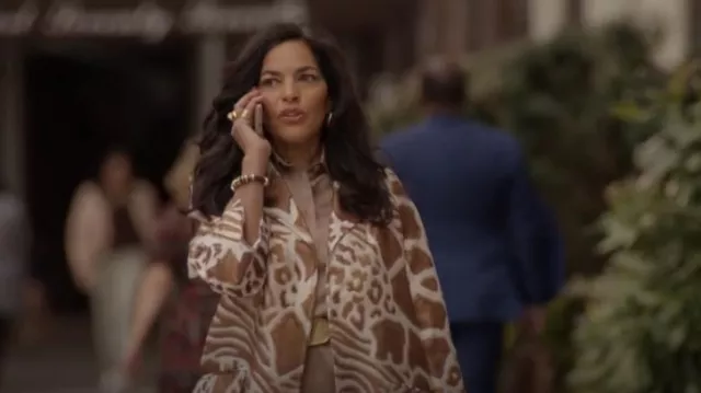 Adam Lippes Opera Metallic Jacquard Coat porté par Seema Patel (Sarita Choudhury) comme on le voit dans And Just Like That... (S02E04)