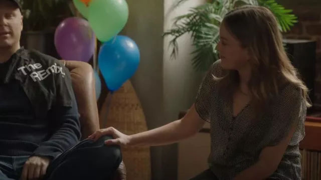 Rag & Bone Daven Printed Split Back Top porté par Maggie Bloom (Allison Miller) comme on le voit dans A Million Little Things (S05E12)