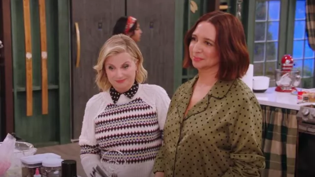Veronica Beard Jimena Pull porté par Amy Poehler vu dans Baking It (S02E05)