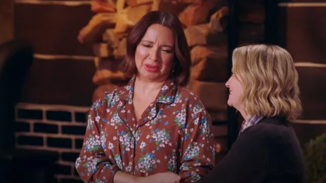 Pijama Batsheva Set en lirio marrón usado por Maya Rudolph como se ve en Baking It (S02E06)