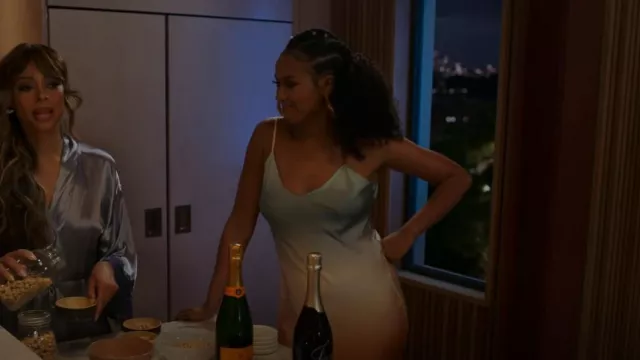 Fe Noel Bella Robe slip portée par Sondi (Corbin Reid) vue dans Run the World (S02E07)