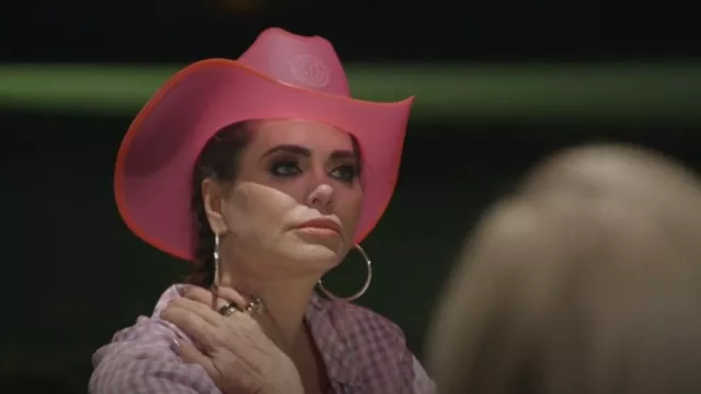 Neon Cowboys Glowing Light Up Cowboy Hat porté par D’Andra Simmons comme on le voit dans The Real Housewives of Dallas (S05E08)