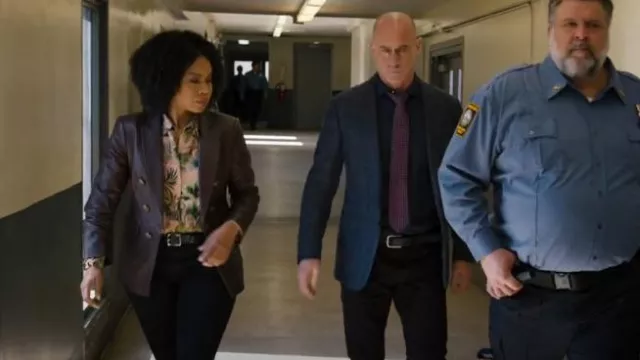 Blazer en cuir végétalien long à double poitrine Blanknyc porté par la sergente Ayanna Bell (Danielle Moné Truitt) comme on le voit dans Law & Order: Organized Crime (S03E20)