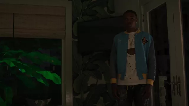 Chaqueta Varsity blanquecina usada por Musa Rahaim (Caleel Harris) como se ve en Swagger (S02E03)