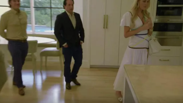 Hermes Box Veau Oran Sandals portés par Kameron Westcott comme on le voit dans The Real Housewives of Dallas (S05E12)