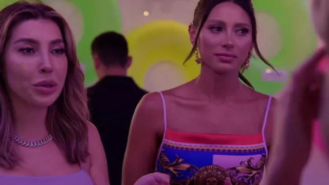 Robe à motifs Versace Jeans Couture portée par Cara Geswelli vue dans Siesta Key (S05E01)