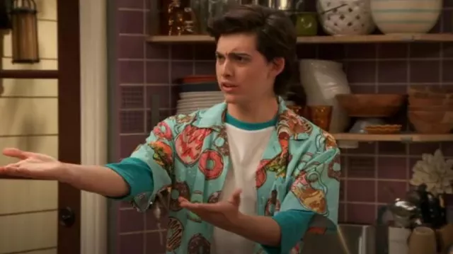 Aptro Ca­su­al Hawai­ian Shirt in Dough­nuts worn by Neil (Felix Avitia) as seen in Raven's Home (S06E11)