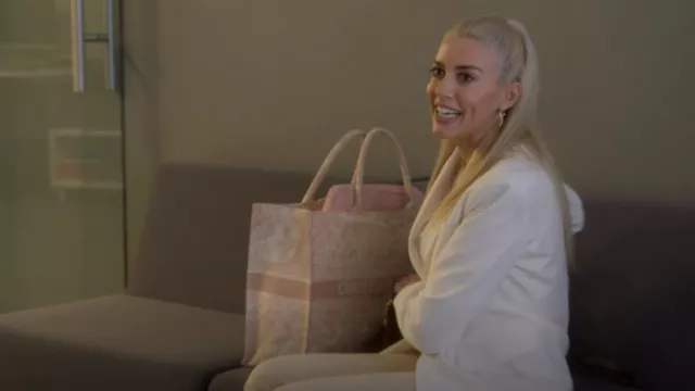 Dior Book Tote porté par Heather Rae Young comme on le voit dans The Flipping El Moussas (S01E04)