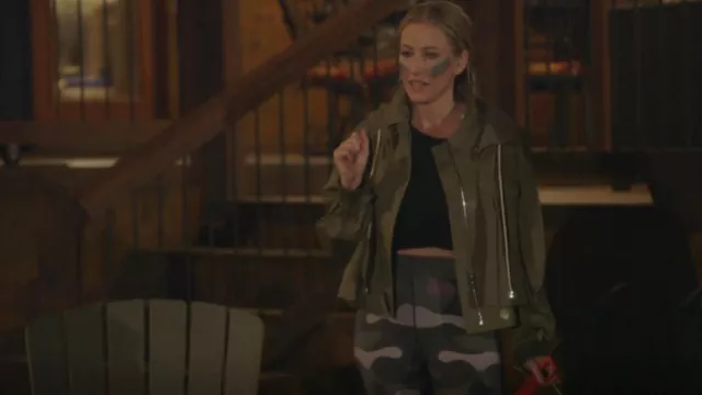 Chaqueta con capucha militar Loewe usada por Stephanie Hollman como se ve en The Real Housewives of Dallas (S05E13)