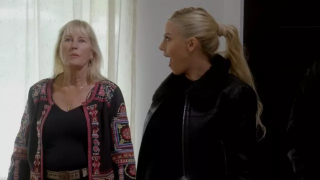 Reiss Mila Leather & Dyed Sheepskin Coat porté par Heather Rae Young comme on le voit dans The Flipping El Moussas (S01E05)