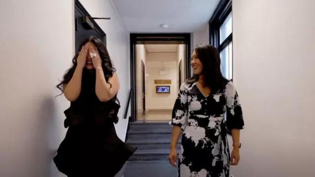Karl Lagerfeld Robe Midi en Crêpe Soyeux imprimée florale portée par Nancy Chen comme vu dans CBS Mornings le 12 juillet 2023