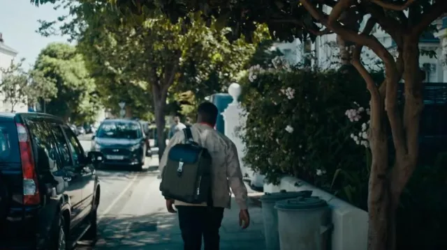 Sac à dos Rimowa porté par Kai (Jude Cudjoe) vu dans Hijack (S01E03)