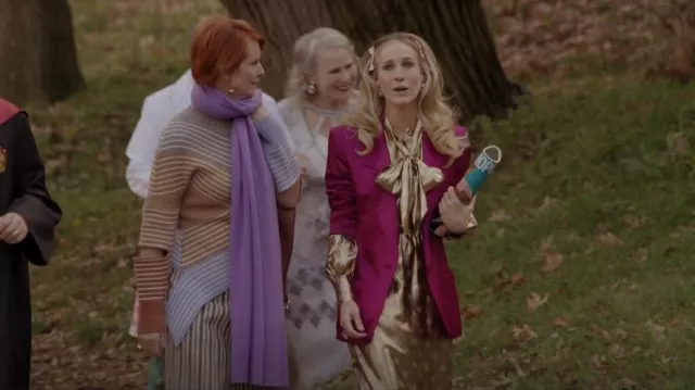 Lilysilk So­phis­ti­cat­ed Bow Tie Bronze Silk Blouse worn by Carrie Bradshaw (Sarah Jessica Parker) as seen in And Just Like That… (S02E05)