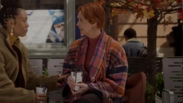 Xirena Austyn Veste à franges portée par Miranda Hobbes (Cynthia Nixon) comme on le voit dans And Just Like That... (S02E05)