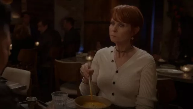Proenza Schouler White Label Coton Cachemire Rib Knit Cardigan porté par Miranda Hobbes (Cynthia Nixon) comme on le voit dans And Just Like That... (S02E05)