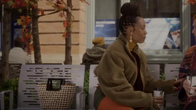 Marina Raphael Mi­ni Riv­iera in Ivory Wo­ven Shear­ling worn by Dr. Nya Wallace (Karen Pittman) as seen in And Just Like That… (S02E05)