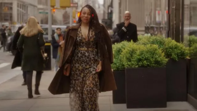 Robe Balkanica Paracas Inti portée par le Dr Nya Wallace (Karen Pittman) comme on le voit dans And Just Like That... (S02E05)
