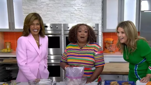 Bruce Glen Jawbreaker Stripe Unisex Tee usada por Sunny Anderson como se ve en Today el 13 de julio de 2023