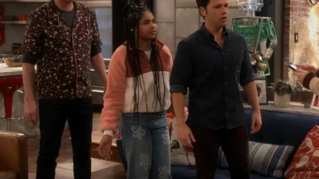Jeans Abercrombie High Rise Wide Leg en motif fleuri portés par Millicent (Jaidyn Triplett) comme on le voit dans iCarly (S03E08)