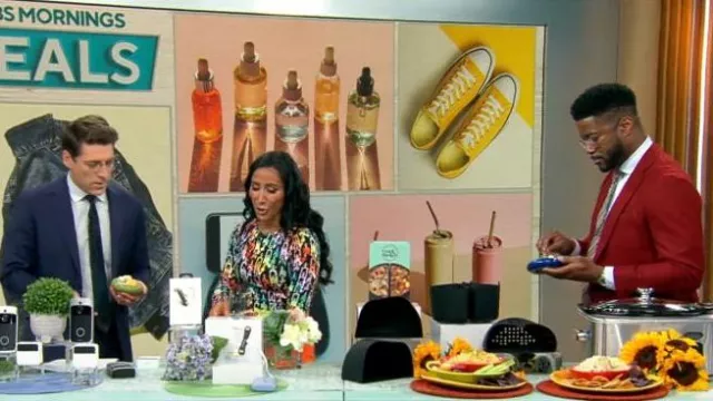 Alice + Olivia Delaina Top en Rainbow Stace Face porté par Elisabeth Werner vu dans CBS Mornings le 13 juillet 2023