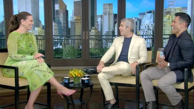 Hildur Yeoman La robe Wave en Neon Pearl portée par Ashley Graham comme vu en LIVE avec Kelly et Mark le 13 juillet 2023