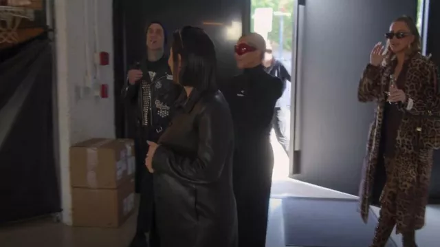 Guantes Balenciaga Suéter usado por Kim Kardashian como se ve en The Kardashians (S03E08)