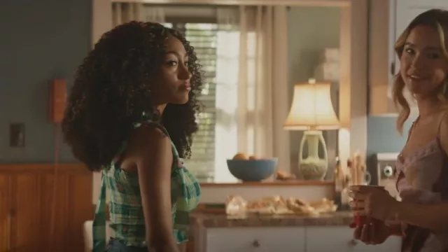 Bp. Smocked Sleep Top usado por Isabella LaRue (Lexi Underwood) como se ve en Cruel Summer (S02E06)